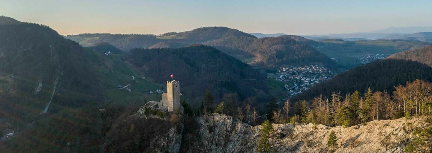 Luftaufnahme der Burgruine Waldenburg im Kanton Basel-Landschaft