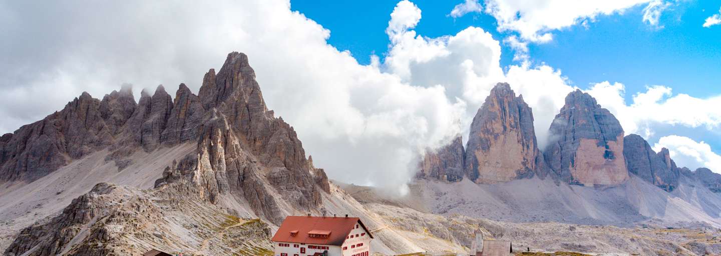 Die Drei-Zinnen-Hütte in den Dolomiten