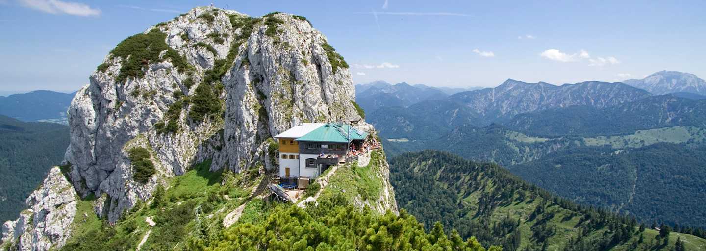 Die Tegernseer Hütte (1.650 m) mit Buchstein in Bayern