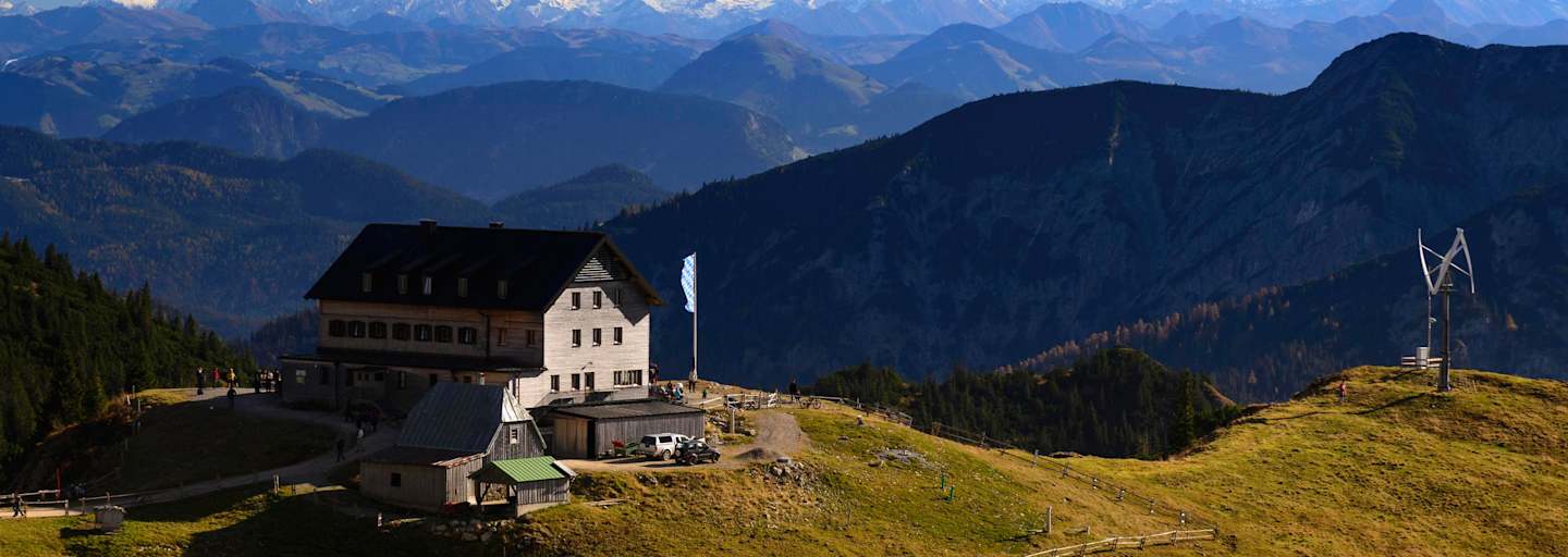 Das Rotwandhaus über dem Spitzingsee in Bayern