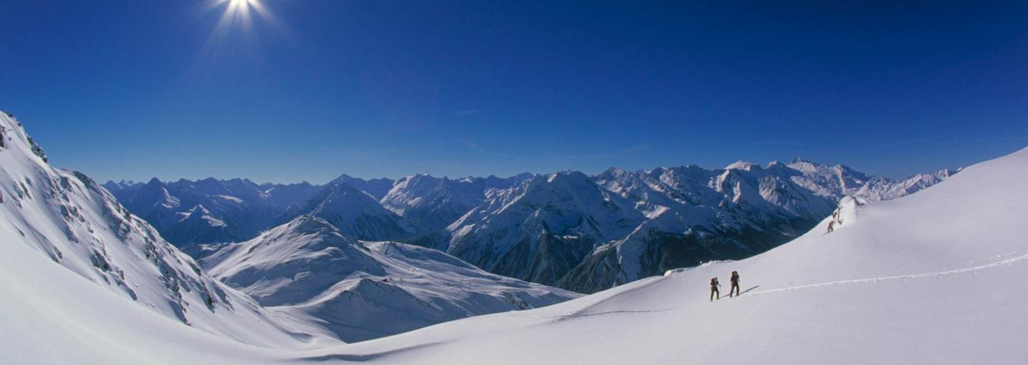 Skitour auf den Rastkogel (2.762 m) inmitten der Bergkulisse der Tuxer Alpen