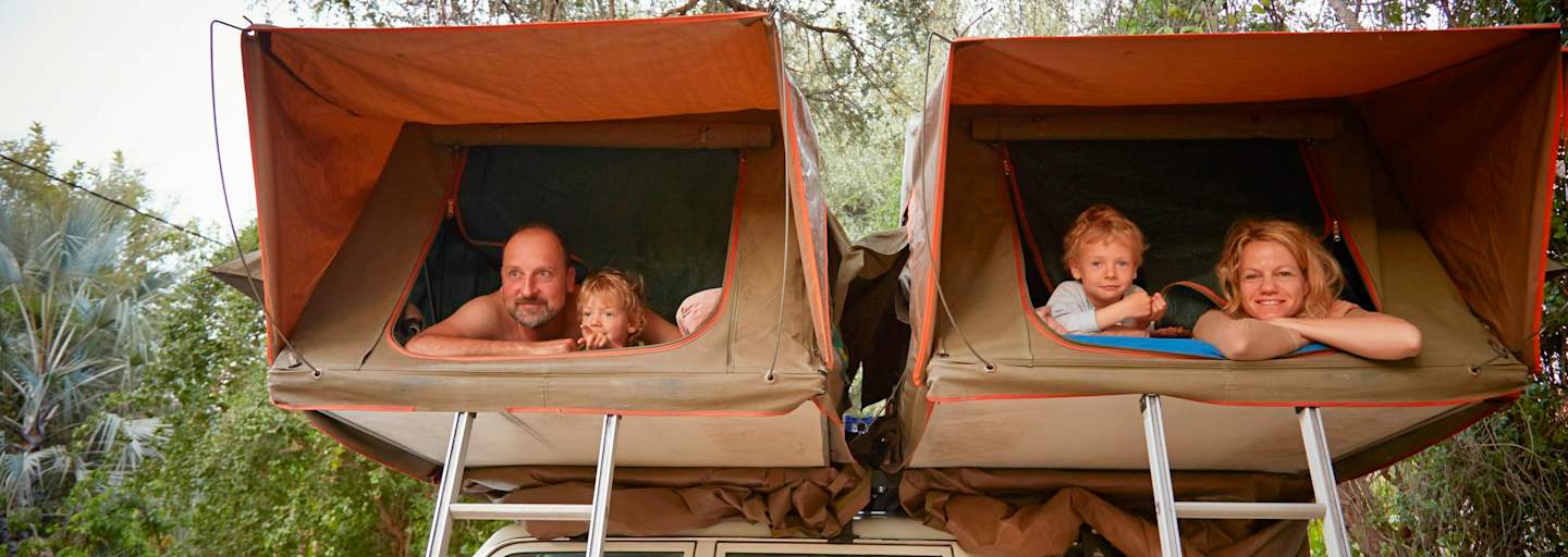 Egal ob mit dem Dachzelt, Campervan oder am Campingplatz: Ein Campingurlaub mit Kindern ist ein unvergessliches Abenteuer