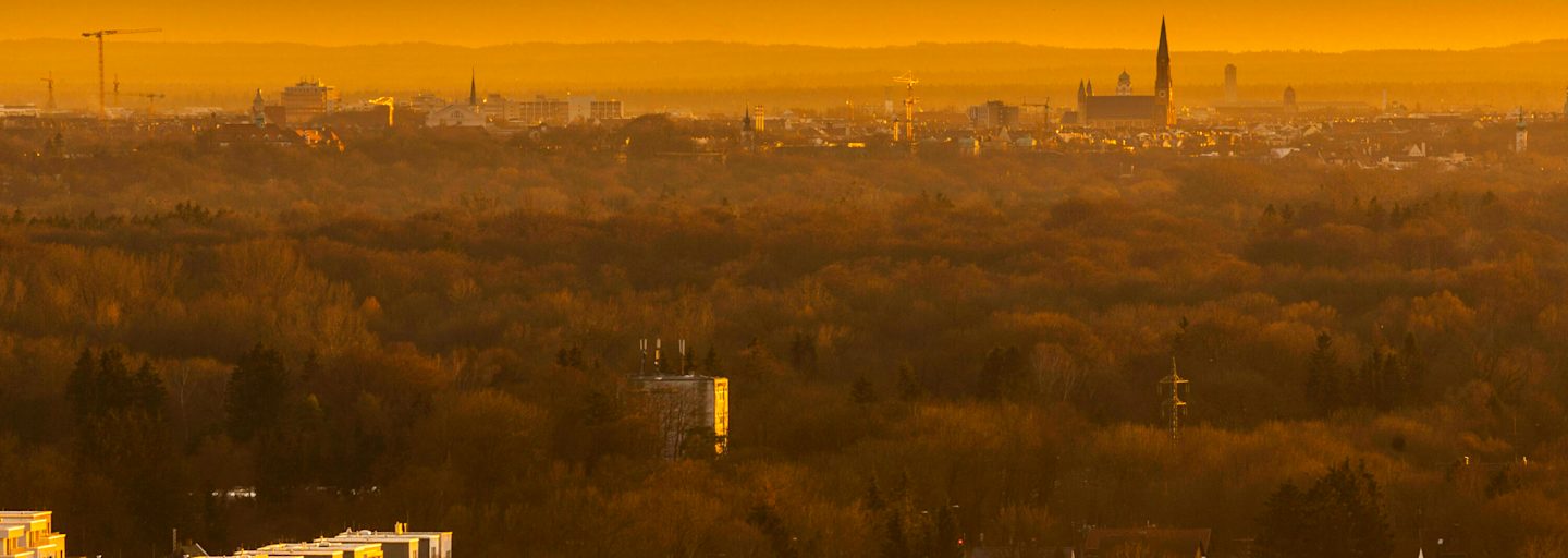 Bayern: München vor herbstlichem Bergpanorama