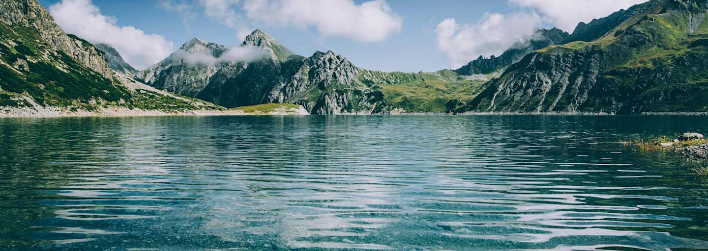 Einfach ins tiefe Blau bilcken, Lünersee in Vorarlberg