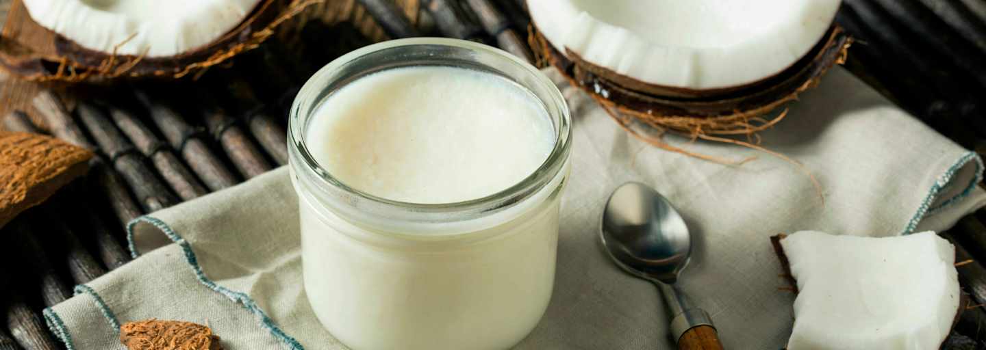 Koksöl und halbe Koksnüsse 