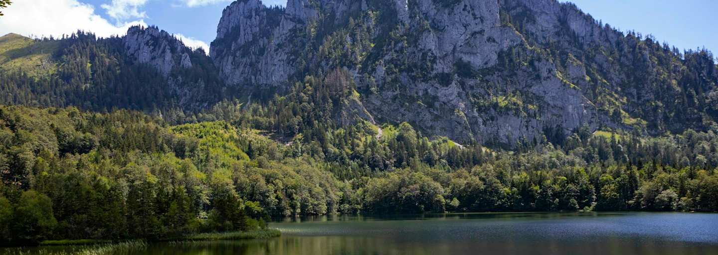 Der Laudachsee mit Blick zum Katzenstein auf dem Grünberg