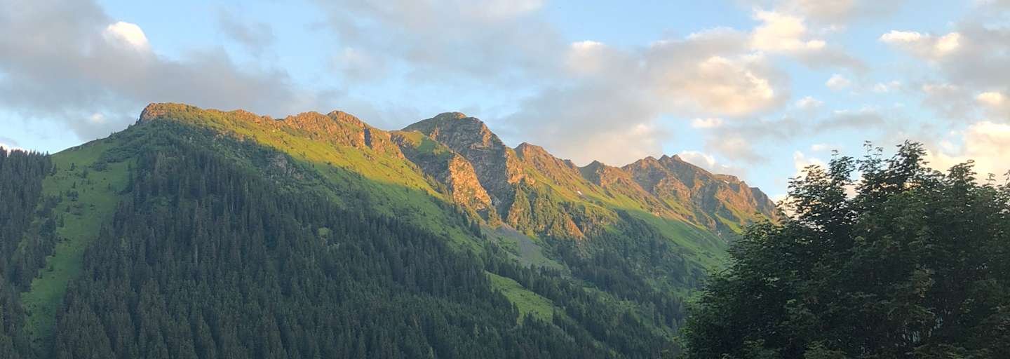 Der morgendliche Ausblick vom Balkon auf den Schusterkogel, die Chefin im Pyjama ist leider nicht zu erkennen