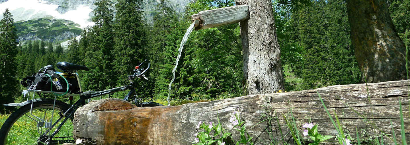 Am Kleinen Ahornboden lädt ein schöner Brunnen zur Rast ein.