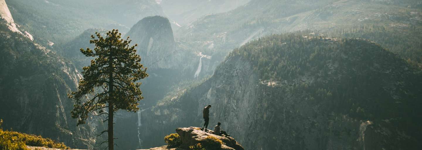 Am Gipfel hinsetzen, den Ausblick genießen und miteinander ins Gespräch kommen, Yosemite Valley, USA