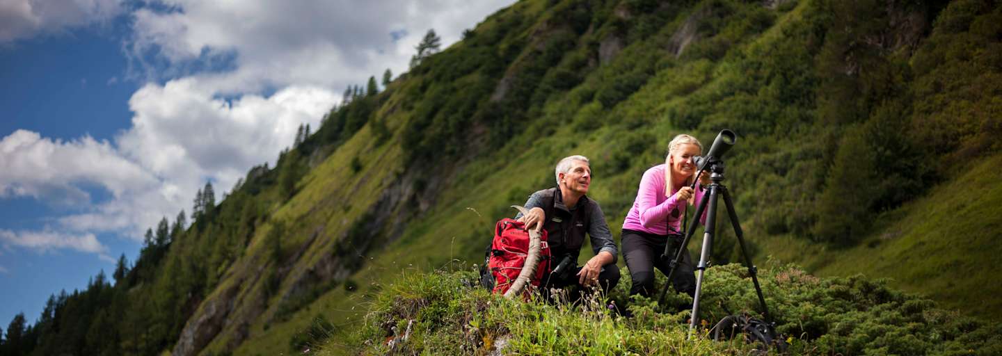 Osttirol: Nationalpark-Ranger bei der Wildtierbeobachtung im Nationalpark Hohe Tauern
