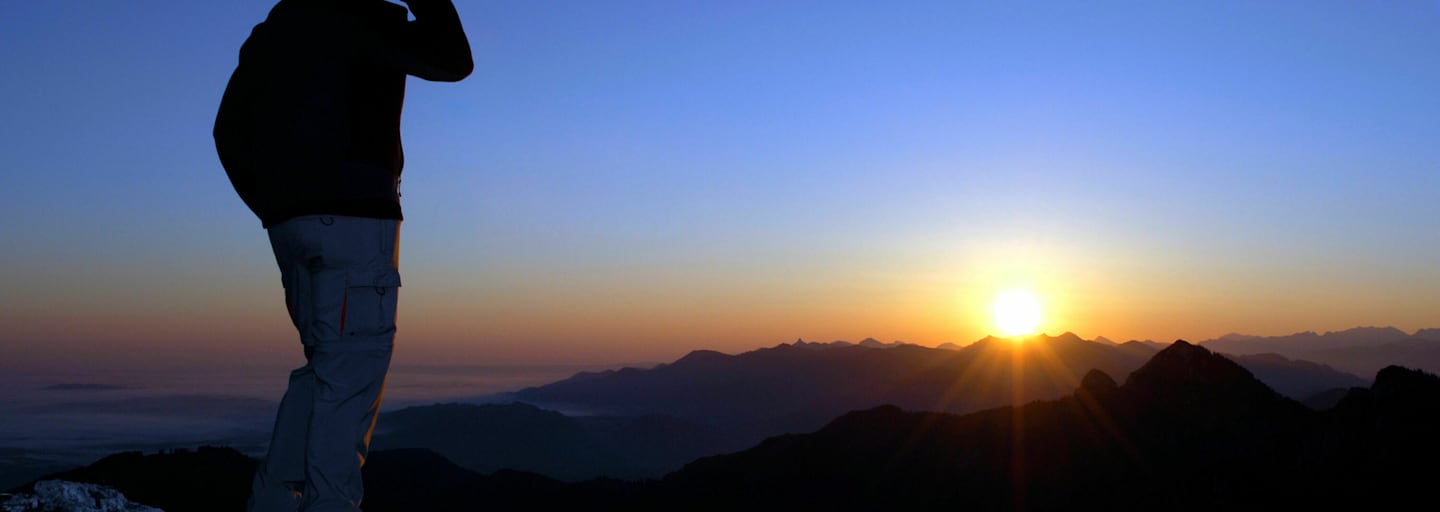 Notfall am Berg: Person im Gebirge am Handy