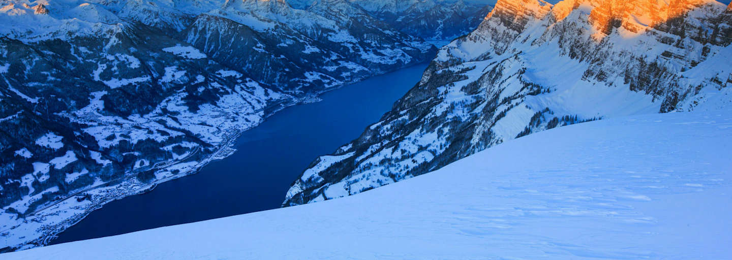 Panoramaweg am Chäserrugg in St. Gallen mit Blick auf den Walensee im Winter