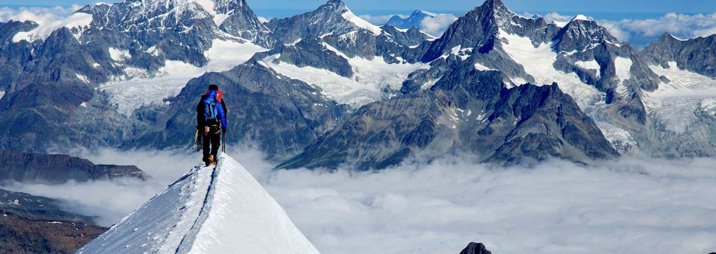 Bergsteiger am Gipfelgrat der Parrotspitze im Monte Rosa-Massiv