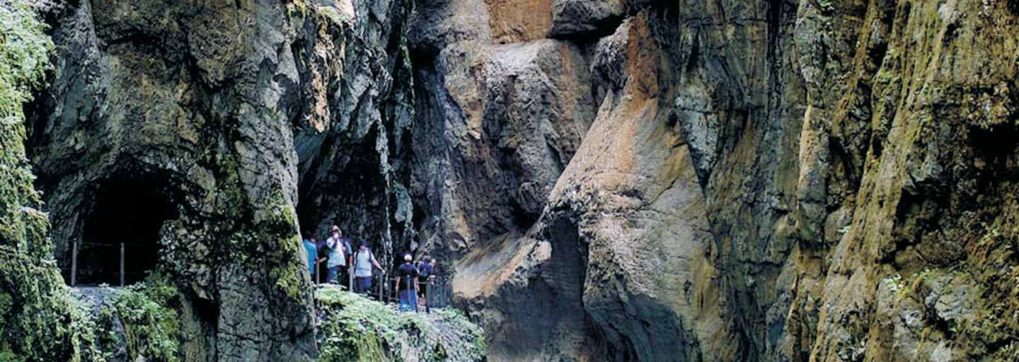 Eisiger Ausblick entlang der Partnachklamm in Garmisch-Partenkirchen, Bayern