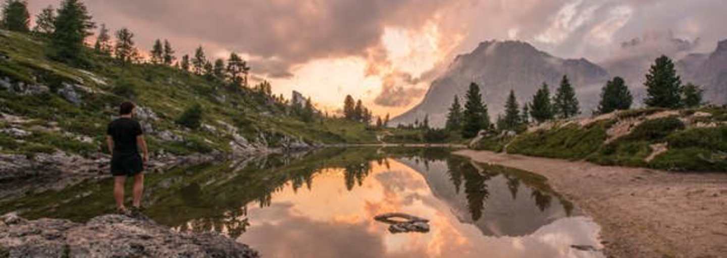 Wanderer am See bei Sonnenuntergang