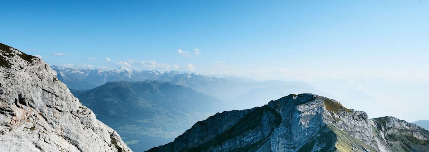 Der 2.106 m hohe Pilatus liegt südlich von Luzern und thront erhaben über dem Vierwaldstättersee