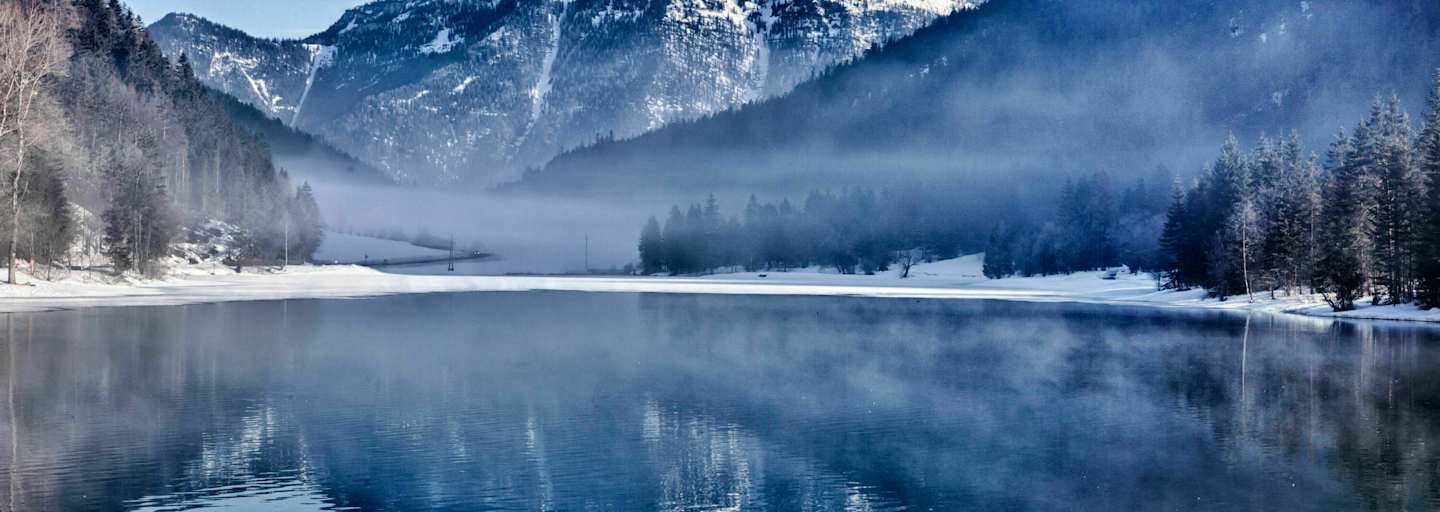Tiroler Pillersee im Winter: Blick auf die Steinplatte