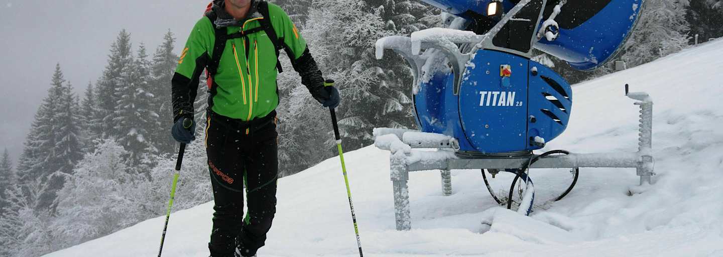 Skitourengeher im Skigebiet auf präparierter Piste