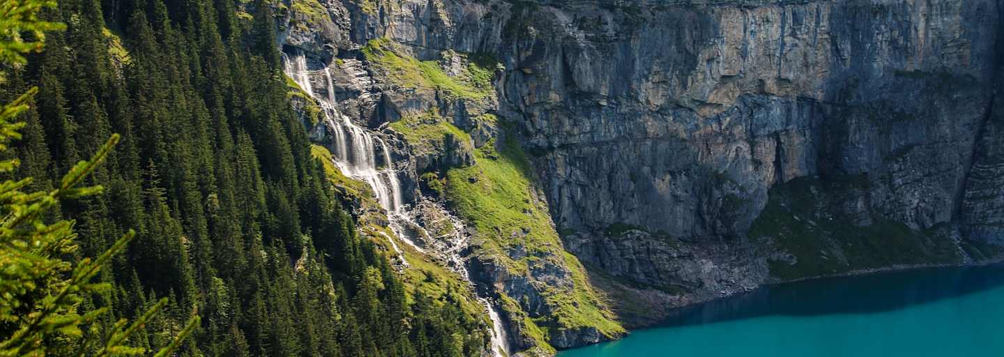Senkrechte Felswände und kristallklares Wasser
