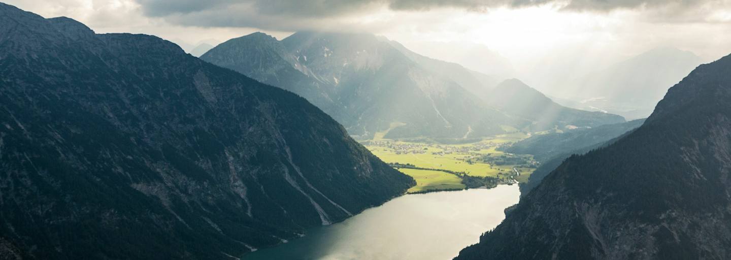Alpenszene: Plansee im Bezirk Reutte in Tirol