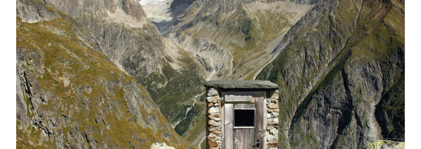 Plumpsklo bei der Wiwannihütte im Wallis in der Schweiz