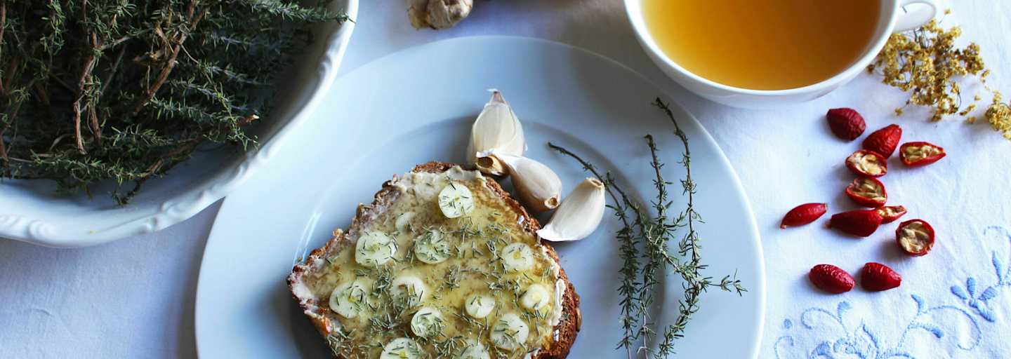 Power-Tee und Knoblauch-Thymian-Honig-Brot