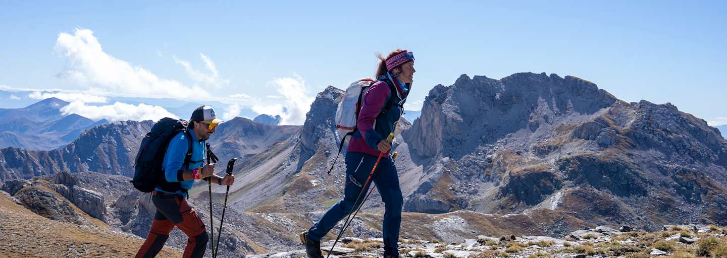 Tamara Lunger und Medoti Chilimanov im Aufstieg in Albanien, Bergkulisse und blauer Himmel