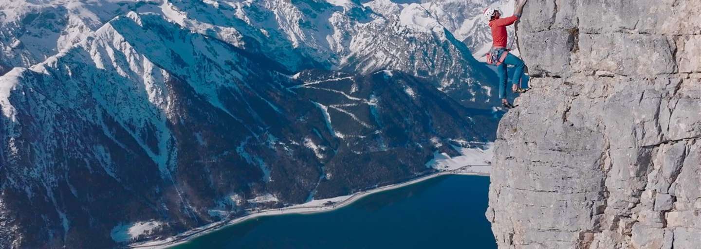 Kletterer am Achensee im Winter