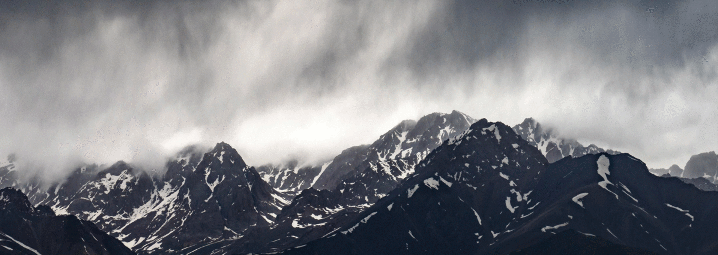 Regen in der Schneedecke führt zu einem Festigkeitsverlust und Anstieg der Lawinenaktivität