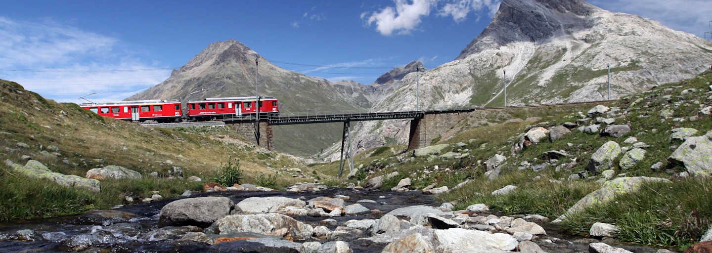 Zug auf dem Berninapass, Wildwestbruecke, Alp Bondo