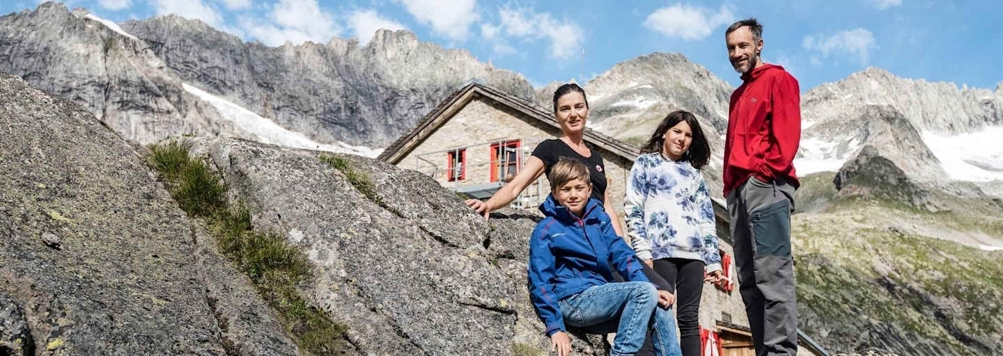 Julia Stauder und Martin Falkner, die Wirtsleute der Richterhütte, mit ihren Kindern Dora und Rian. Das Foto wurde 2018 aufgenommen 