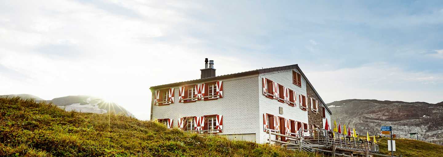 Die Rugghubelhütte im Sonnenschein.