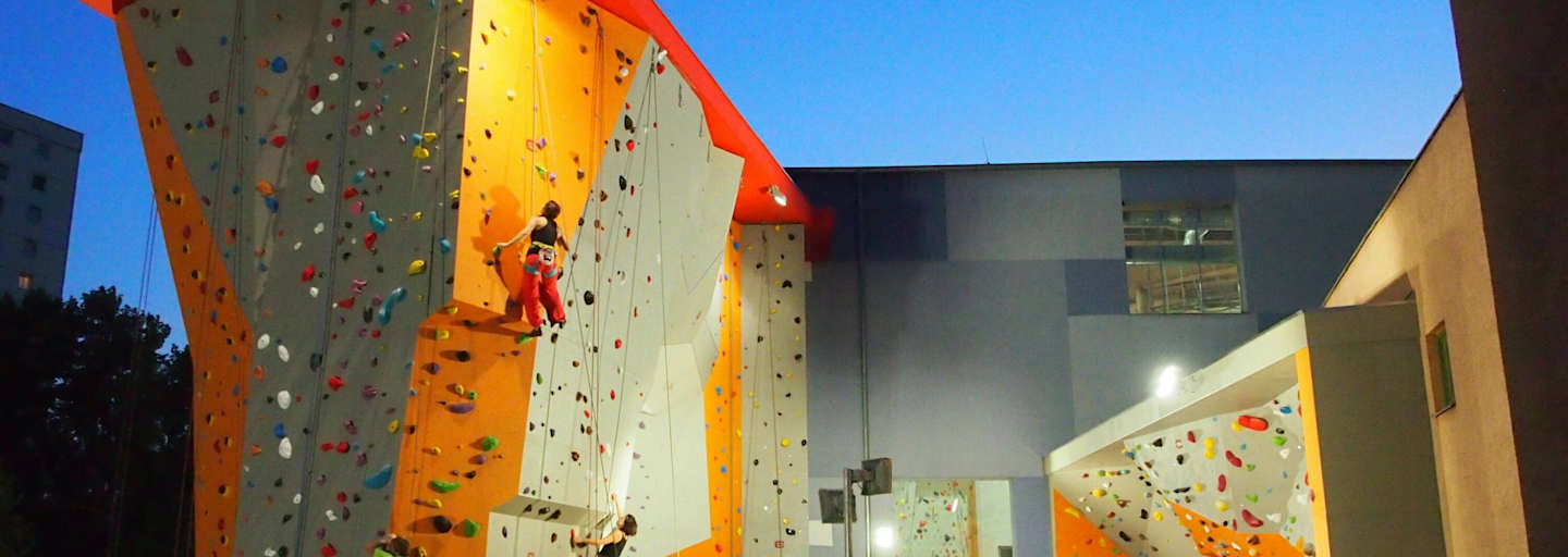 Auch abends kann im Outdoorbereich des City Adventure Center geklettert werden.