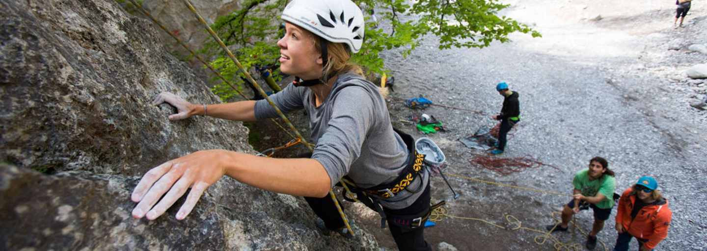 SAAC Kletter-Camps: Frau am Fels
