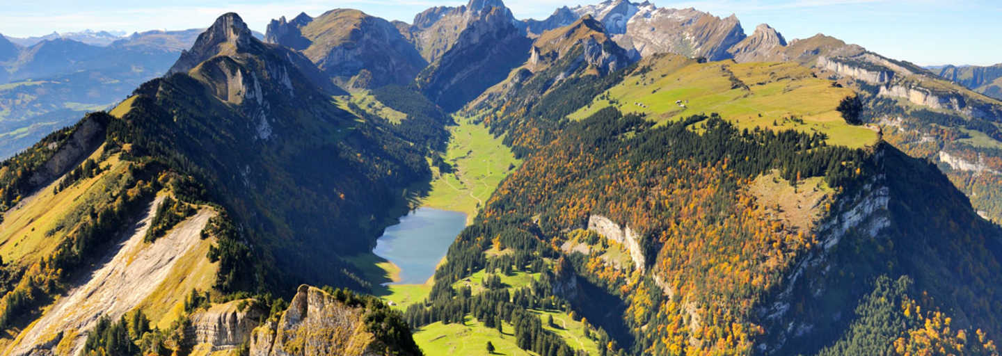 Blick vom Hohen Kasten über den Stauberenfirst (1.693 m), hinab zum Sämtisersee in Appenzell-Innerrhoden