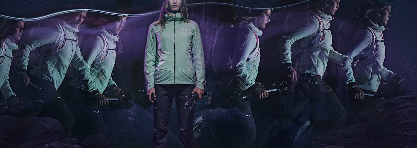 bild bei nacht, frau läuft mit salewa gewand im dunklen mit stirnlampe