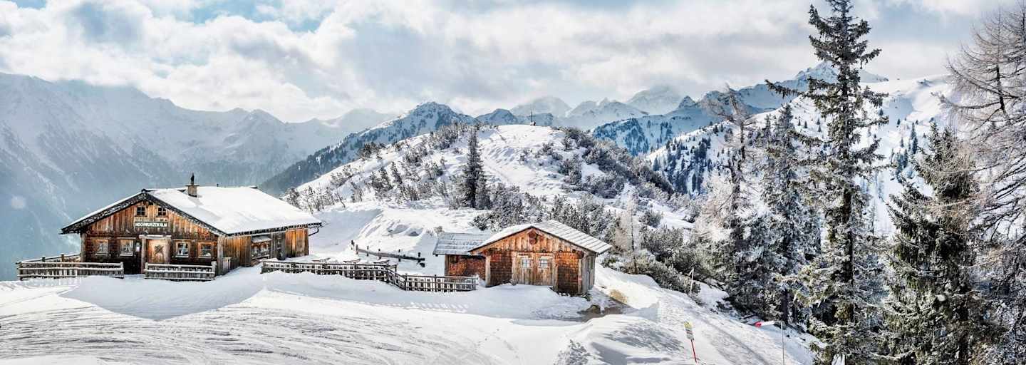 Die Hochwurzenhütte eingebettet in ein winterliches Panorama