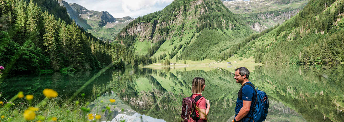 Inmitten der Schladminger Tauern begrüßt der Schwarzensee Naturliebhaber und Genießer.