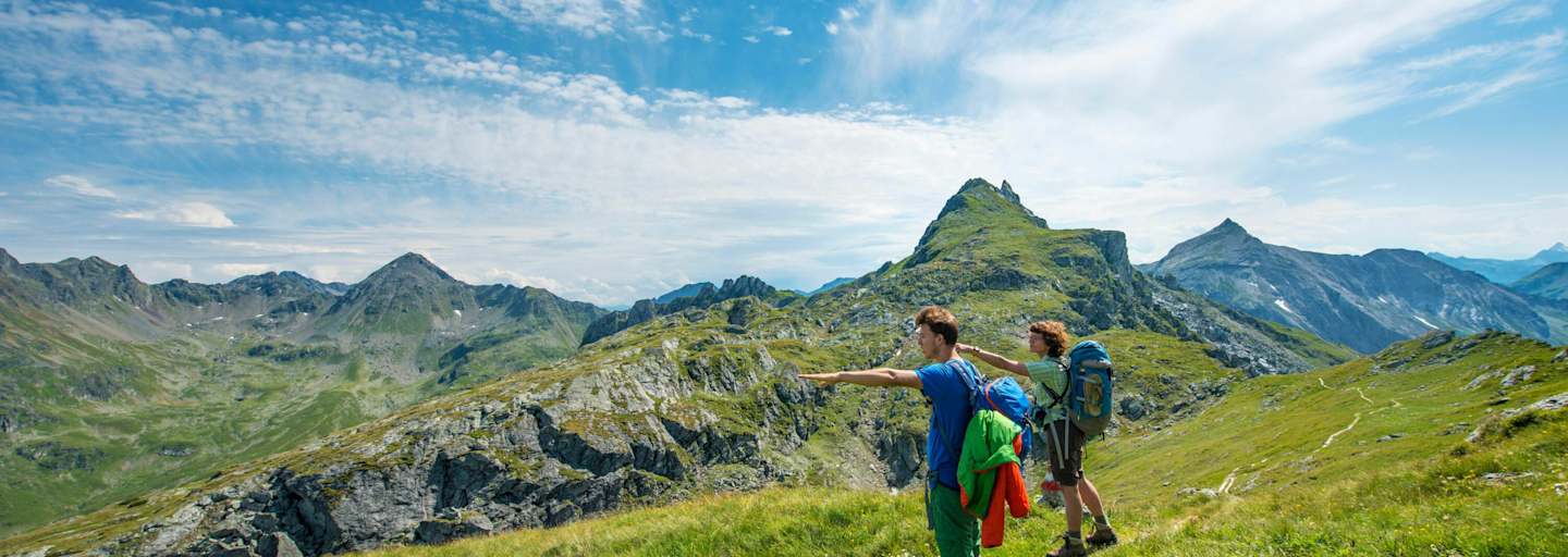 Zwei Wanderer am Schladminger Höhenweg in der Steiermark