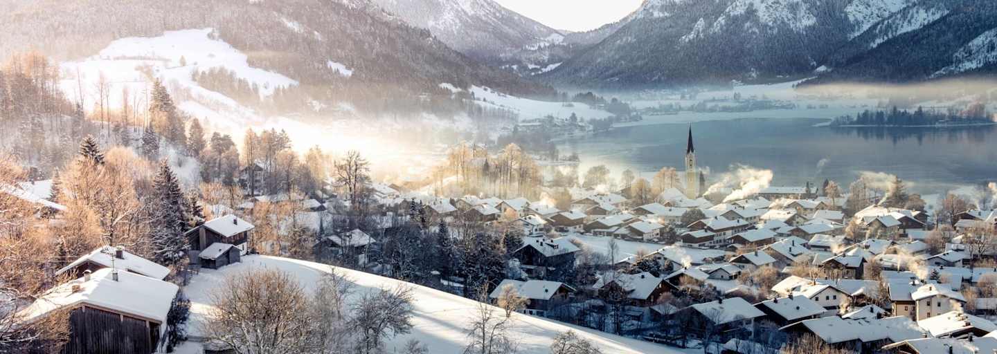 Blick auf den Ort Schliersee, den See und die Berge im Hintergrund