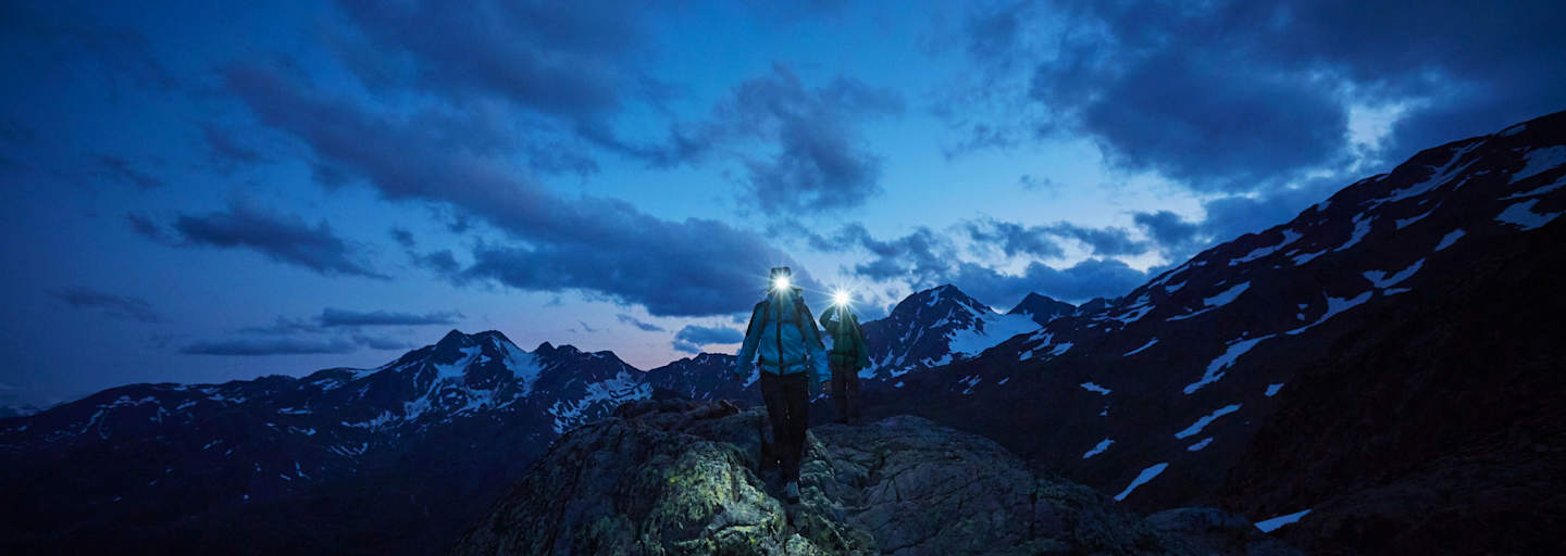 Bergwanderer bei Nacht im Südtiroler Schnalstal