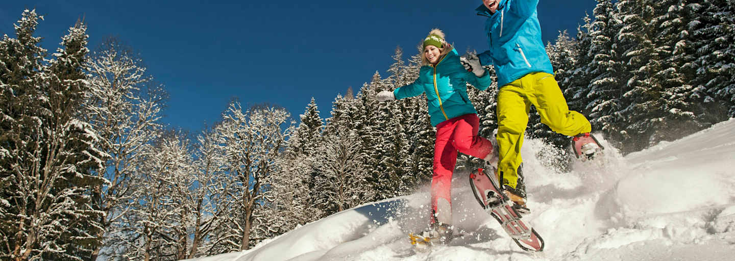 Winterfreuden: Schneeschuhwanderer in Altenmarkt-Zauchensee in Salzburg
