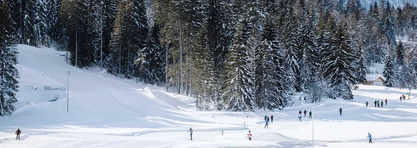 Sportler beim Skating am See.