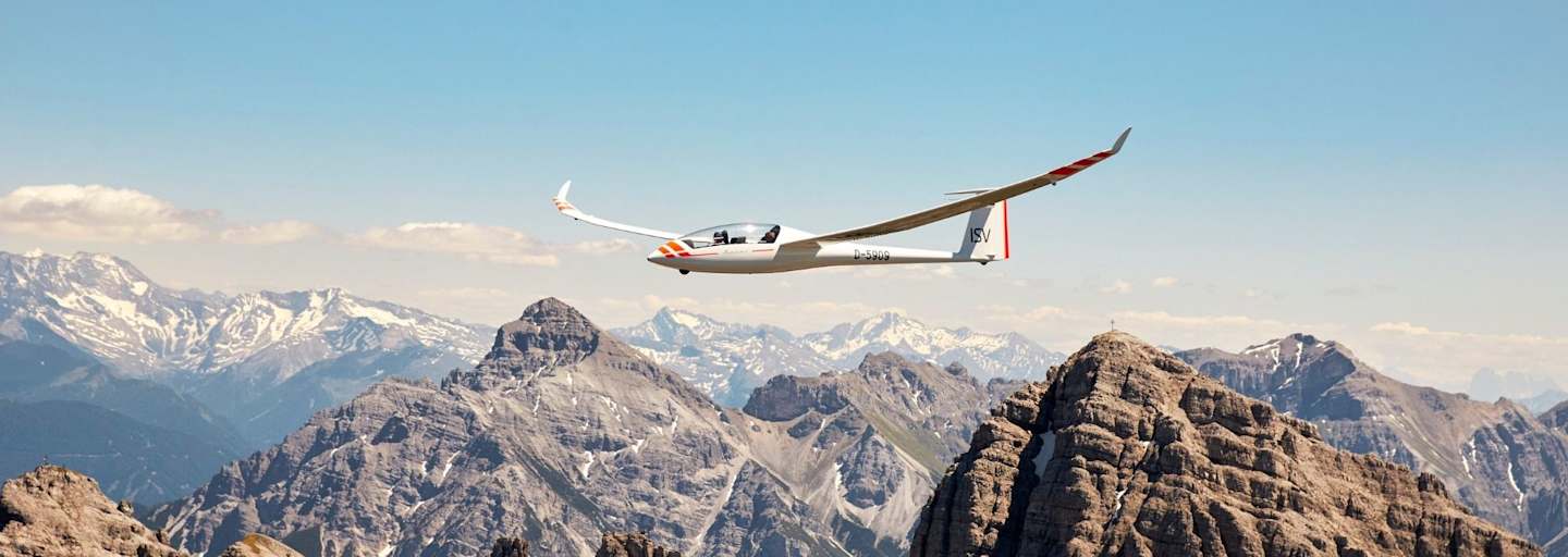 Flugzeuge im Hangar.