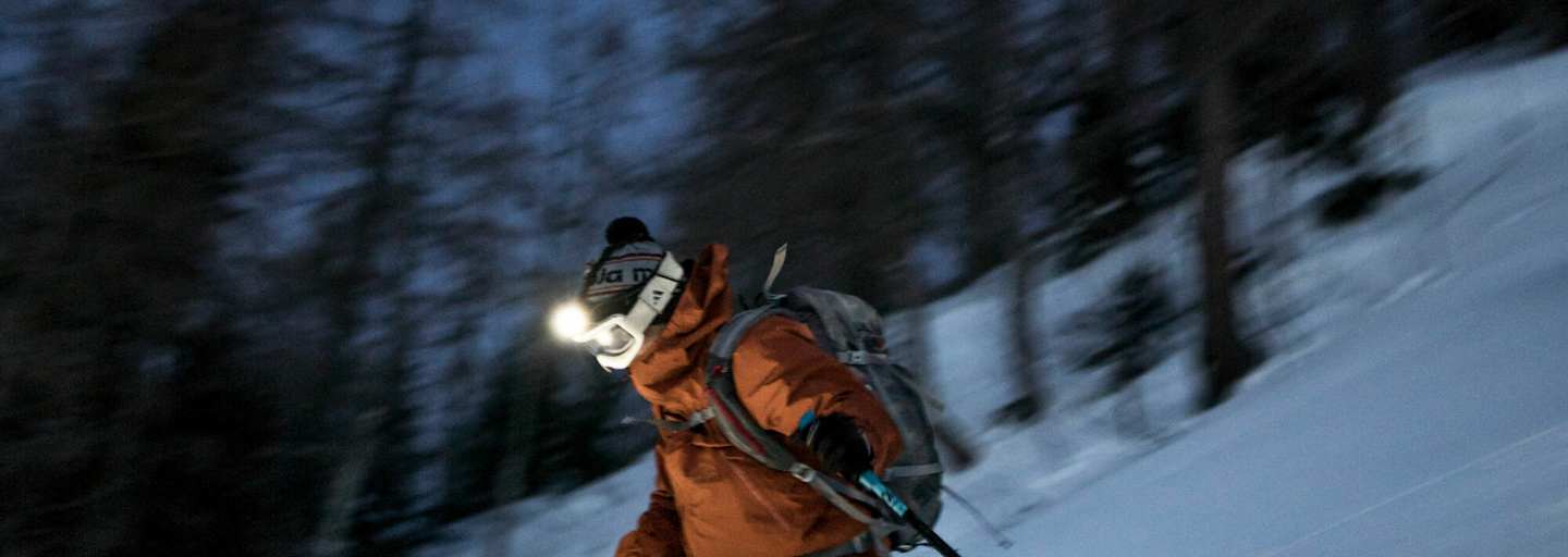 Eine Stirnlampe sollte bei einer nächtlichen Skitour immer dabei sein