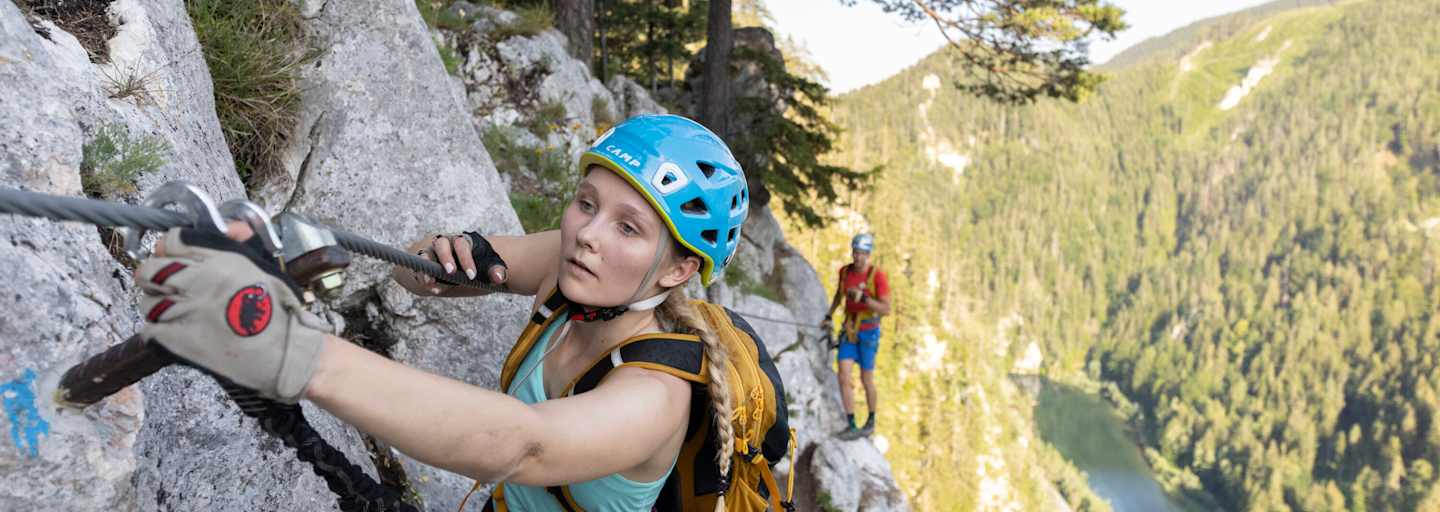 Junge Frau am Klettersteig