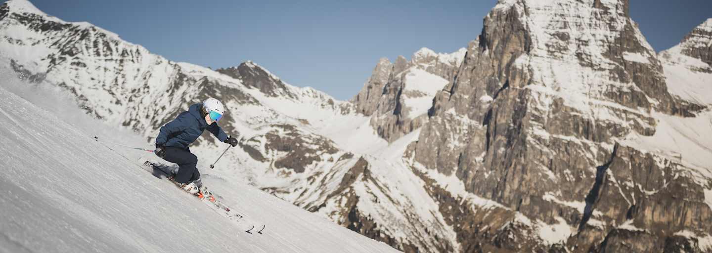 Schifahren in Ladurns in Südtirol mit Bergmassiv im Hintergrund.