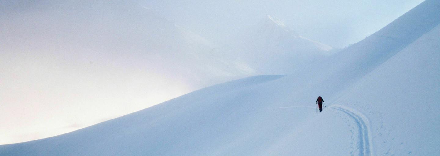 Wintersport: Skitourengeher im freien Gelände
