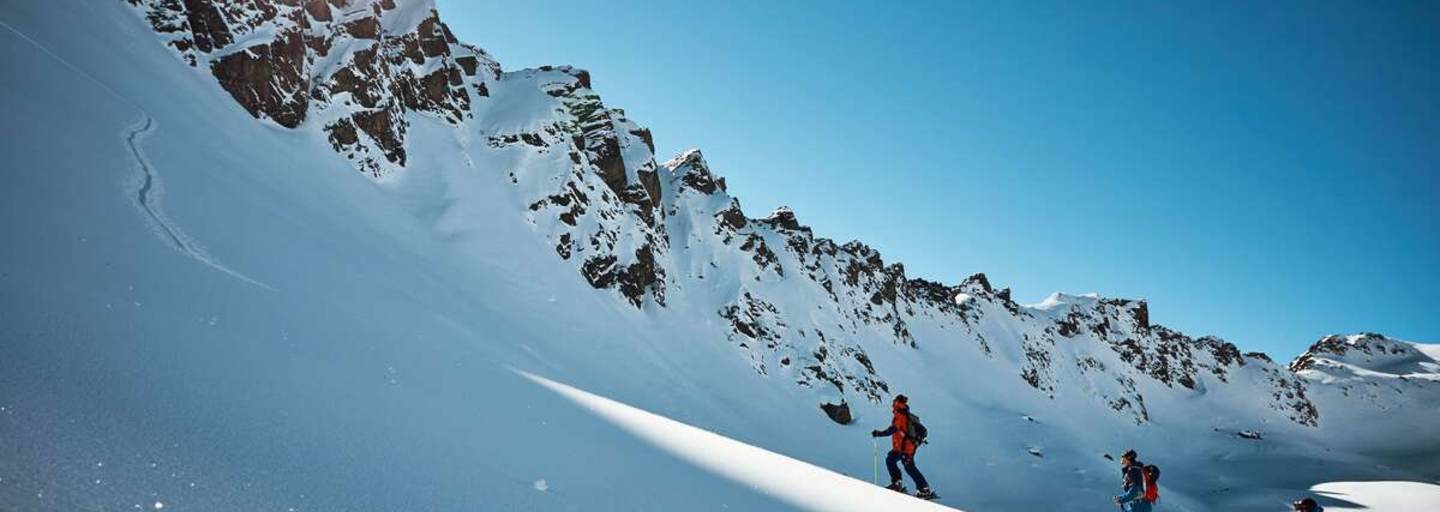Skitourengeher im freien Gelände