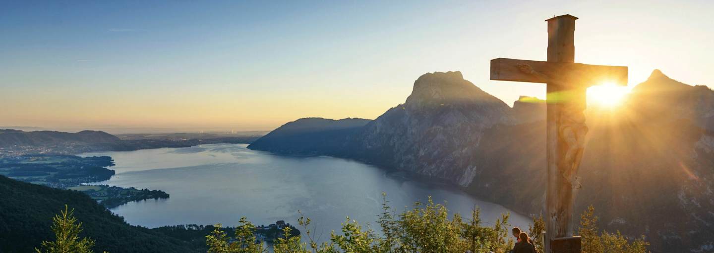 Blick vom Kleinen Sonnstein über den Traunsee im oberösterreichischen Salzkammergut